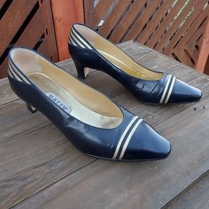 Vintage Bally 80s women's pump heels. Size 7  M. Italy. Nautical/Navy/Go…